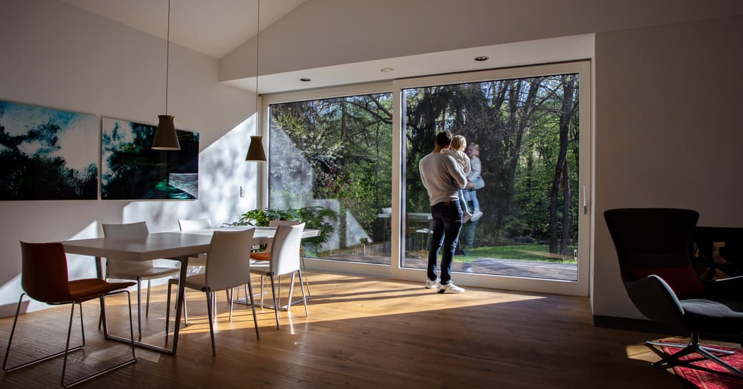 Disfruta de espacios más seguros y cómodos con nuestras puertas y ventanas de PVC-U Kömmerling.