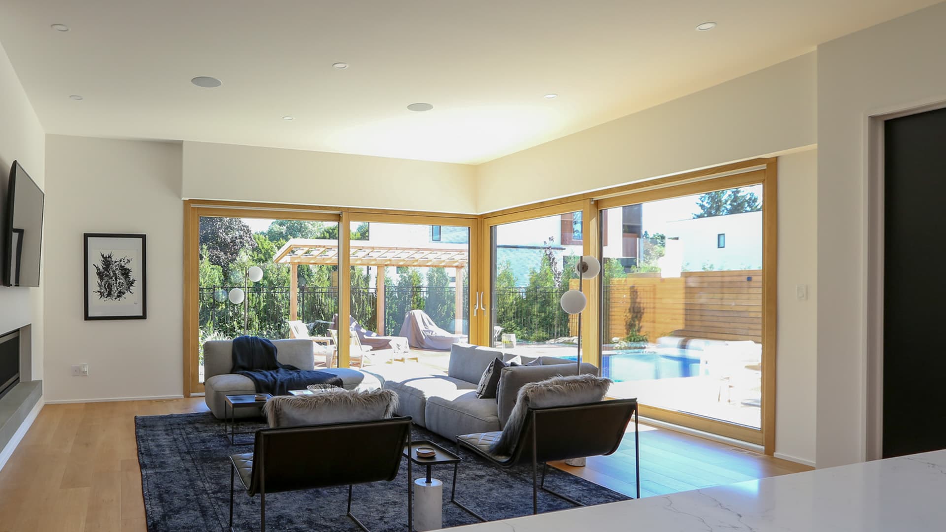 Consigue ambientes con ventanas que replican le belleza natural de la madera.