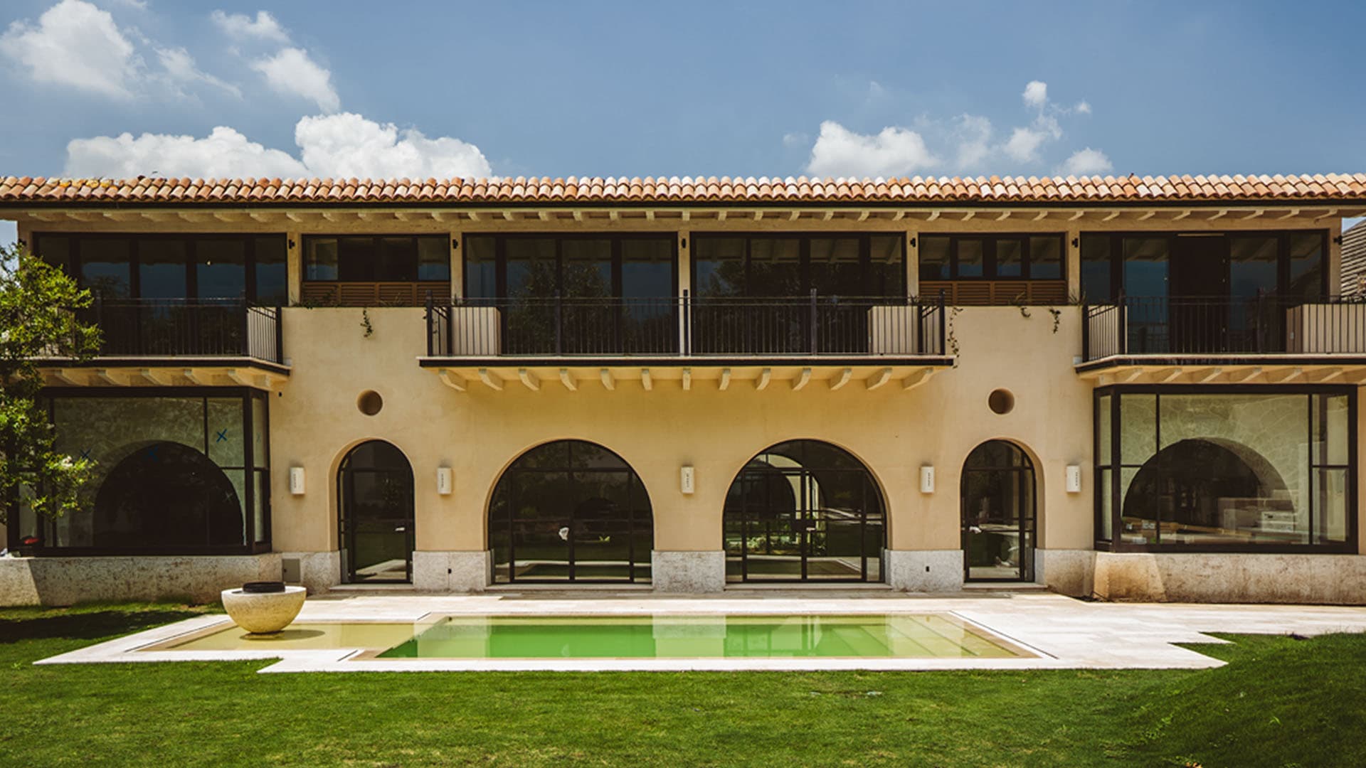 Hermosa vista de una residencia con nuestras ventanas de PVC Kömmering.